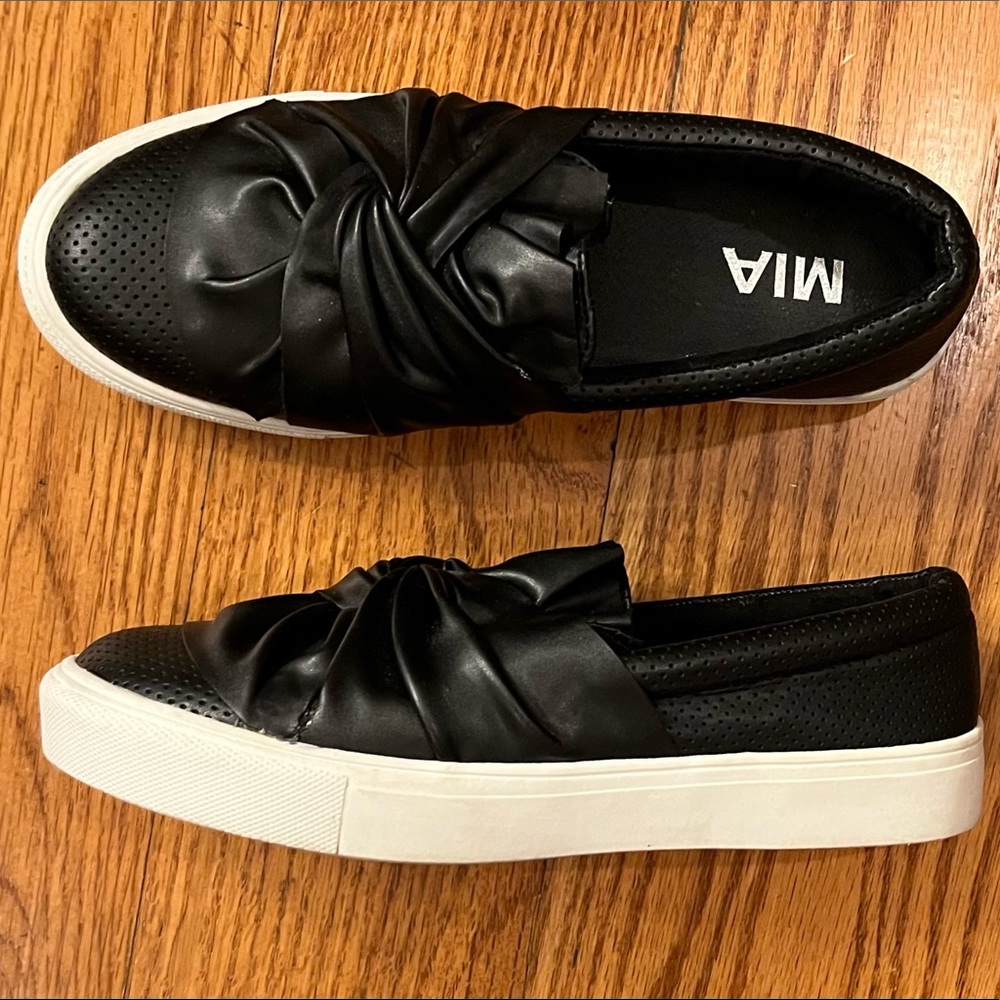 EUC MIA Twisted Top Sneaker, Black